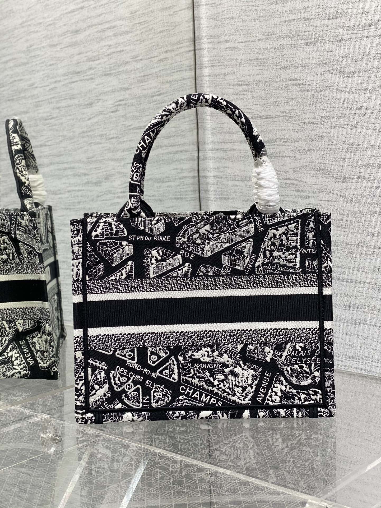 Handbag Dior size 26*8*22 cm - vstockx