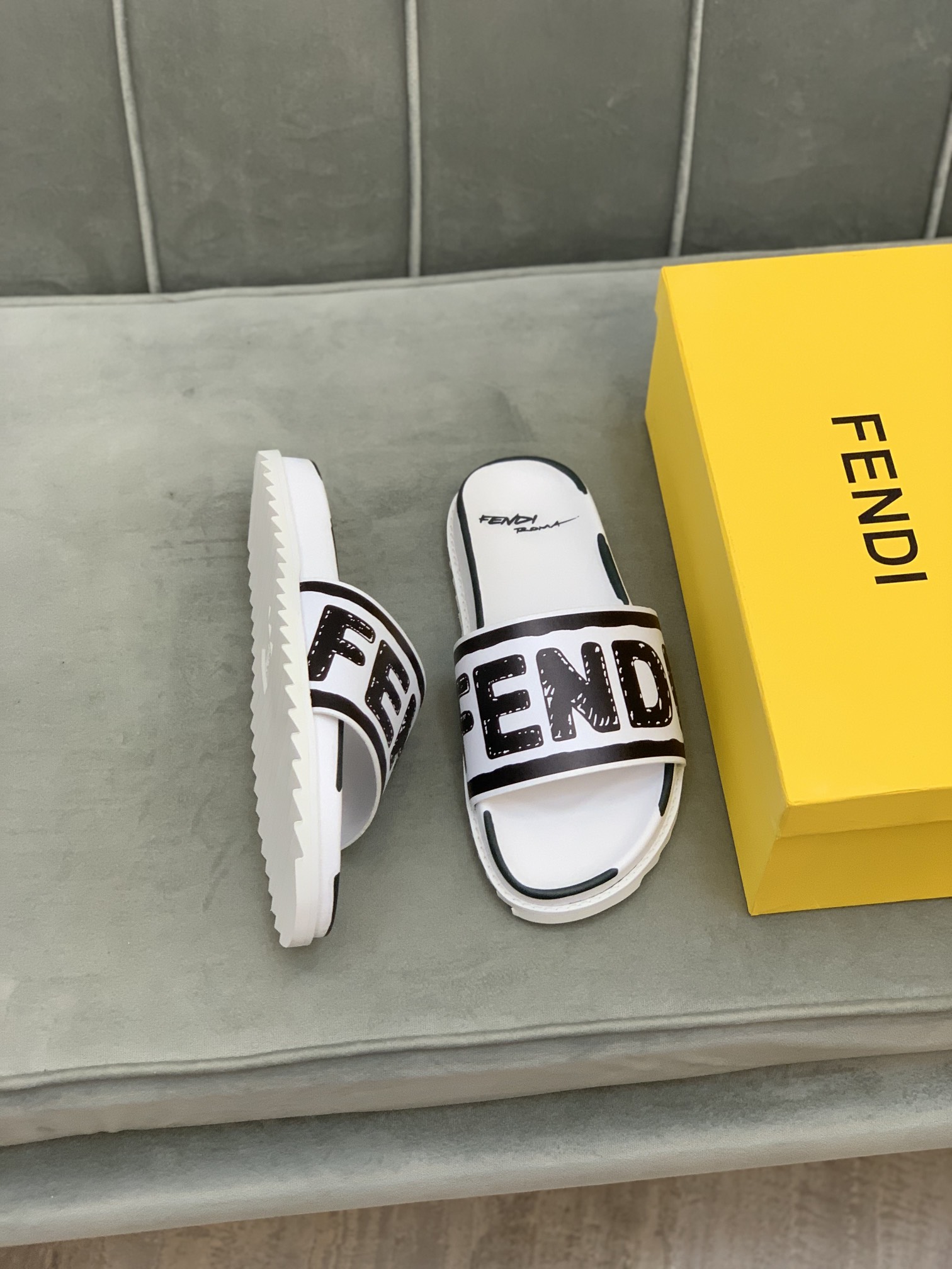 Fendi Slides 9 - vstockx