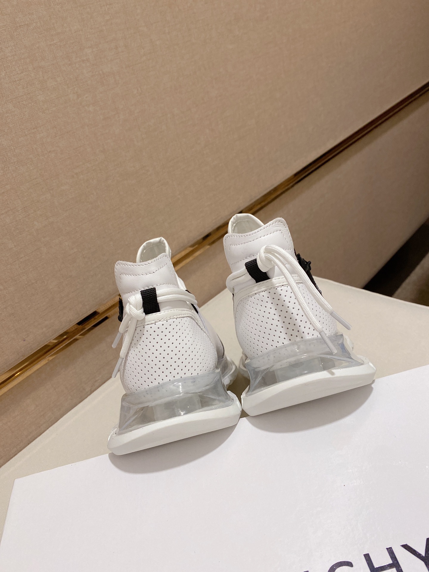 Givenchy Spectre Zip Sneakers 4 - vstockx