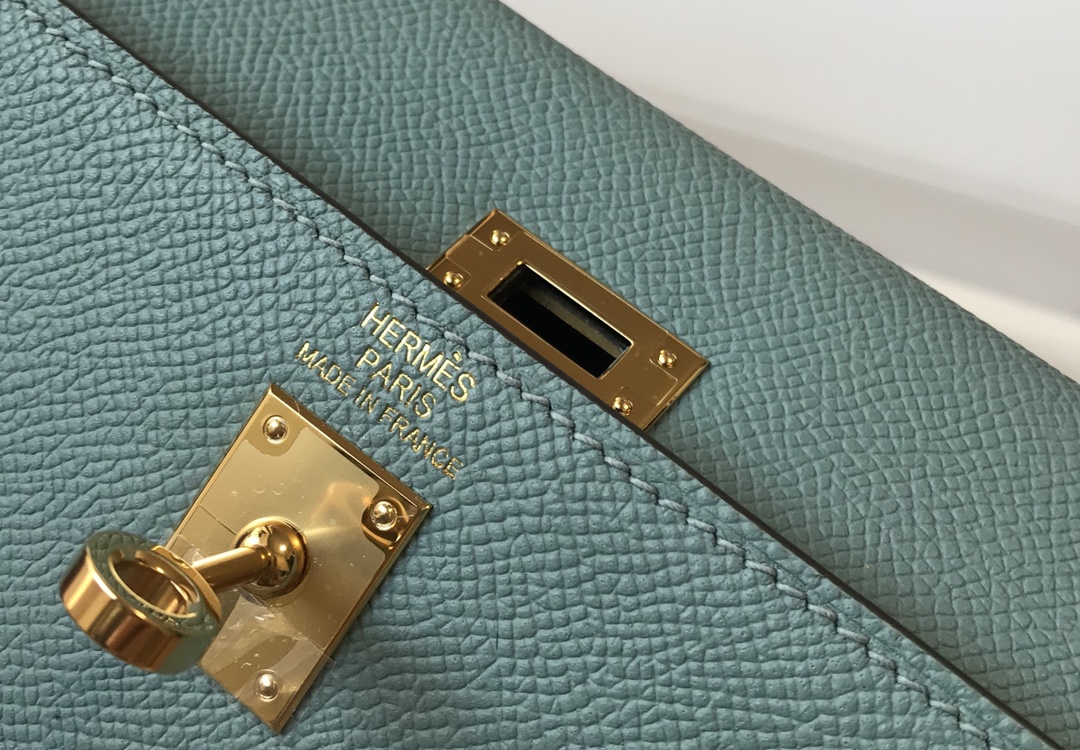 Handbags   . size:25 cm - vstockx