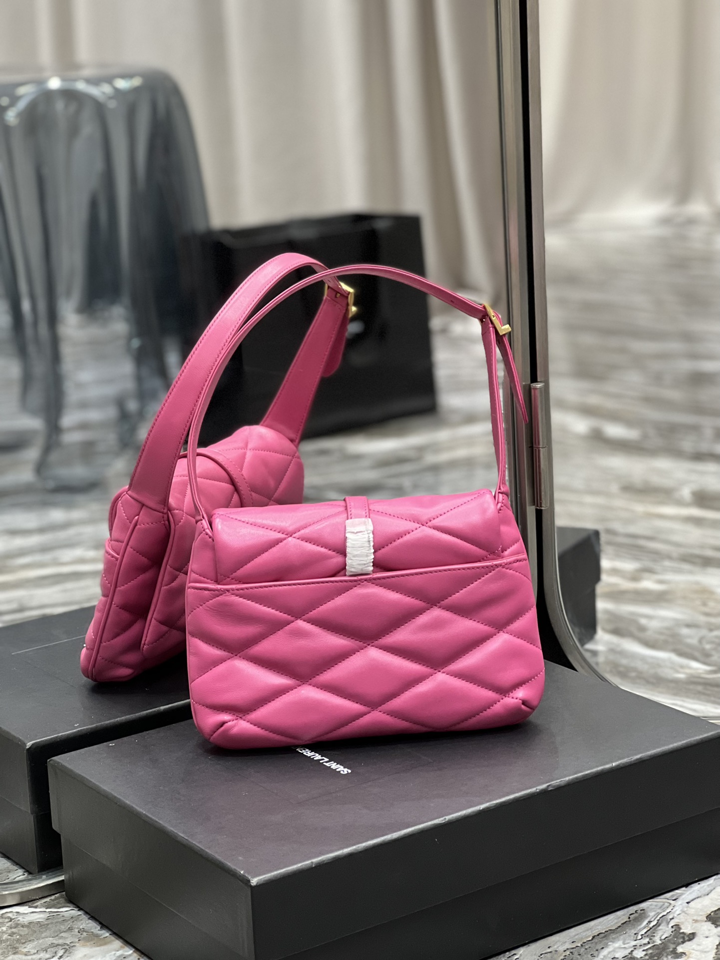 Handbags SAINT LAURENT 698567 size 24  18  5.5 cm - vstockx