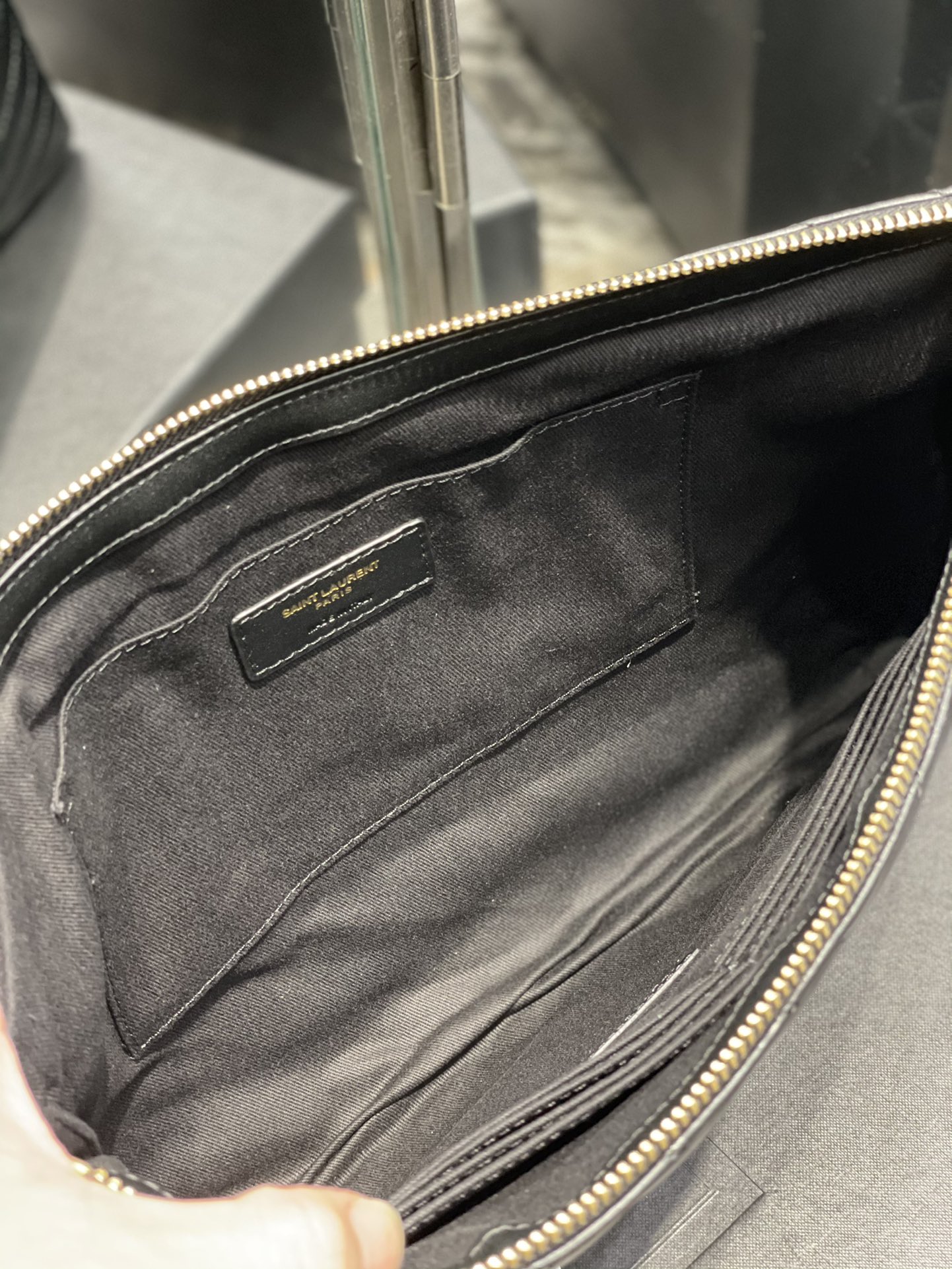 Handbags SAINT LAURENT 440222 size 36x24.5x2.5 cm - vstockx