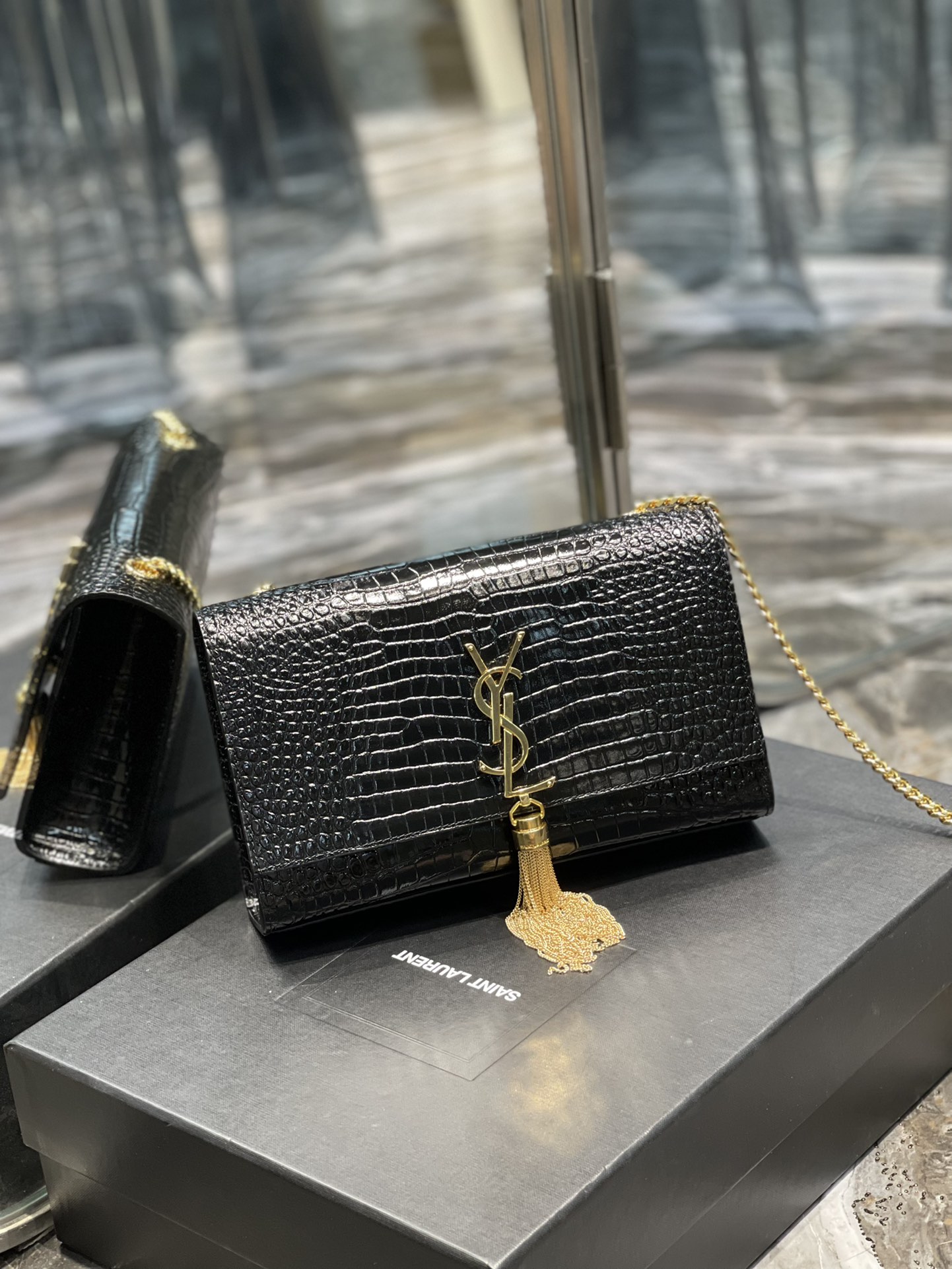 Handbags SAINT LAURENT 354119 size 24x14.5x5 cm - vstockx