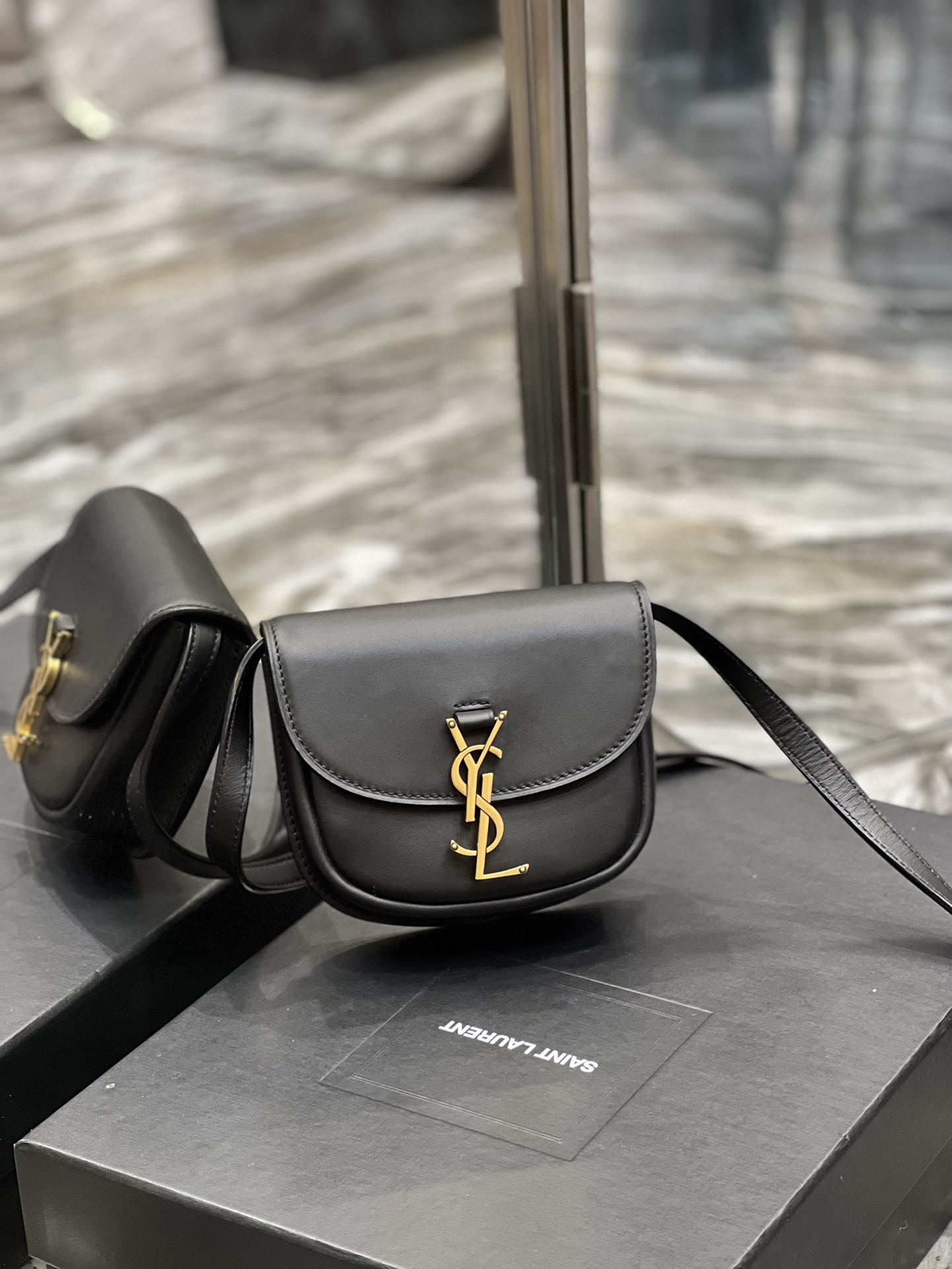 Handbags SAINT LAURENT 698567 size 15x14x4.5 cm - vstockx