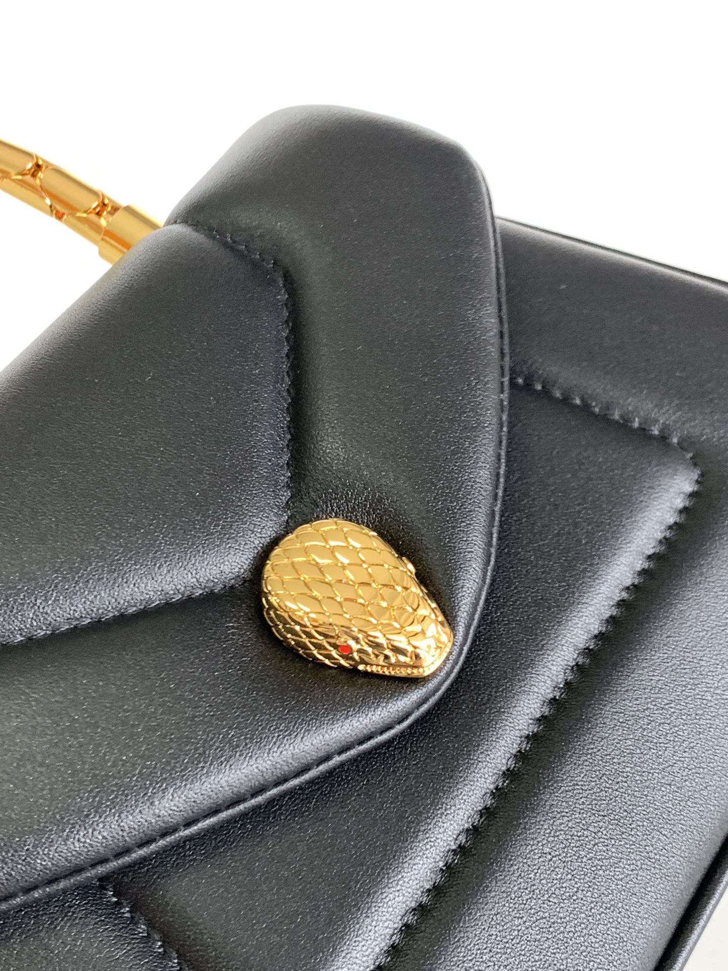 Handbags Bvlgari SERPENTI REVERSE size:22.5*15*7 cm - vstockx