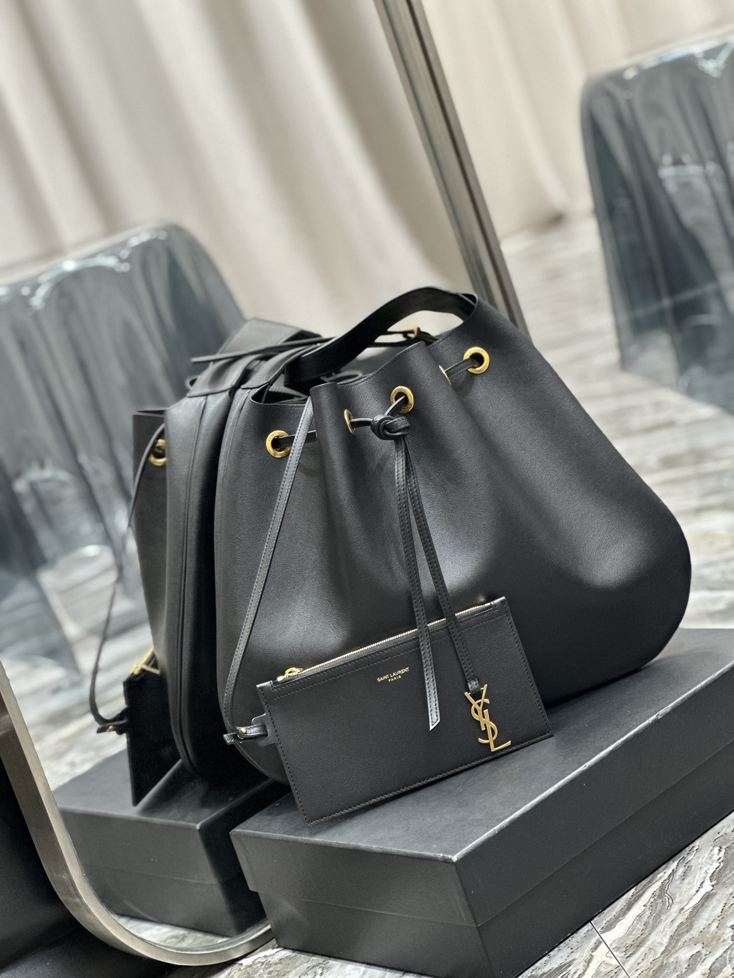 Handbags SAINT LAURENT 697941 size 44  33  2.5 cm - vstockx
