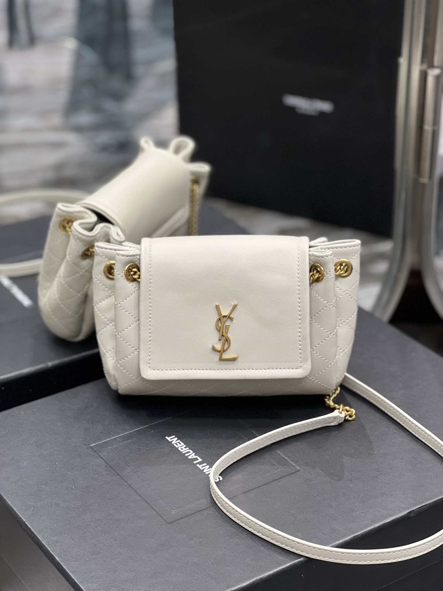 Handbags SAINT LAURENT 672738 size 18x13x6 cm - vstockx