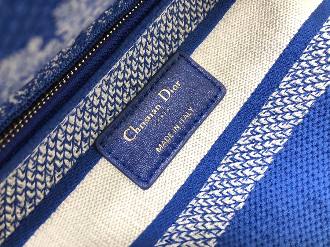 Handbag Dior M0565 size 24 x 20 x 11 cm - vstockx