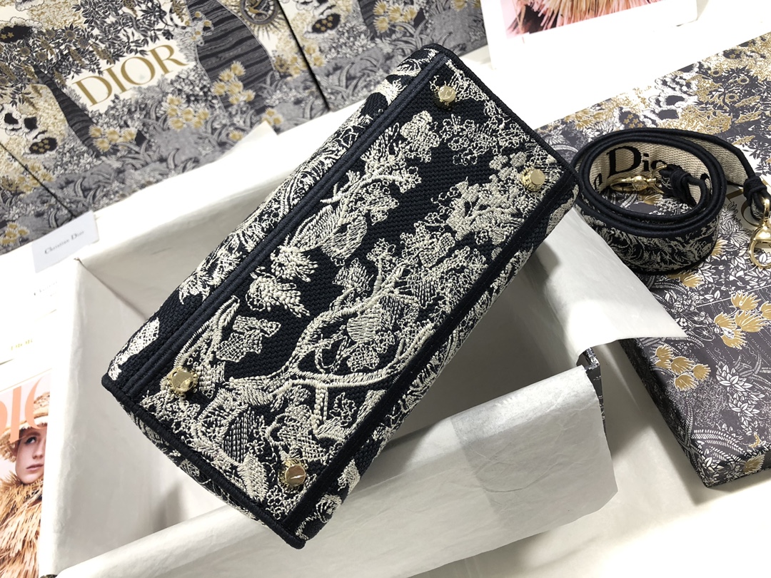 Handbag Dior M0565 size 24 x 20 x 11 cm - vstockx