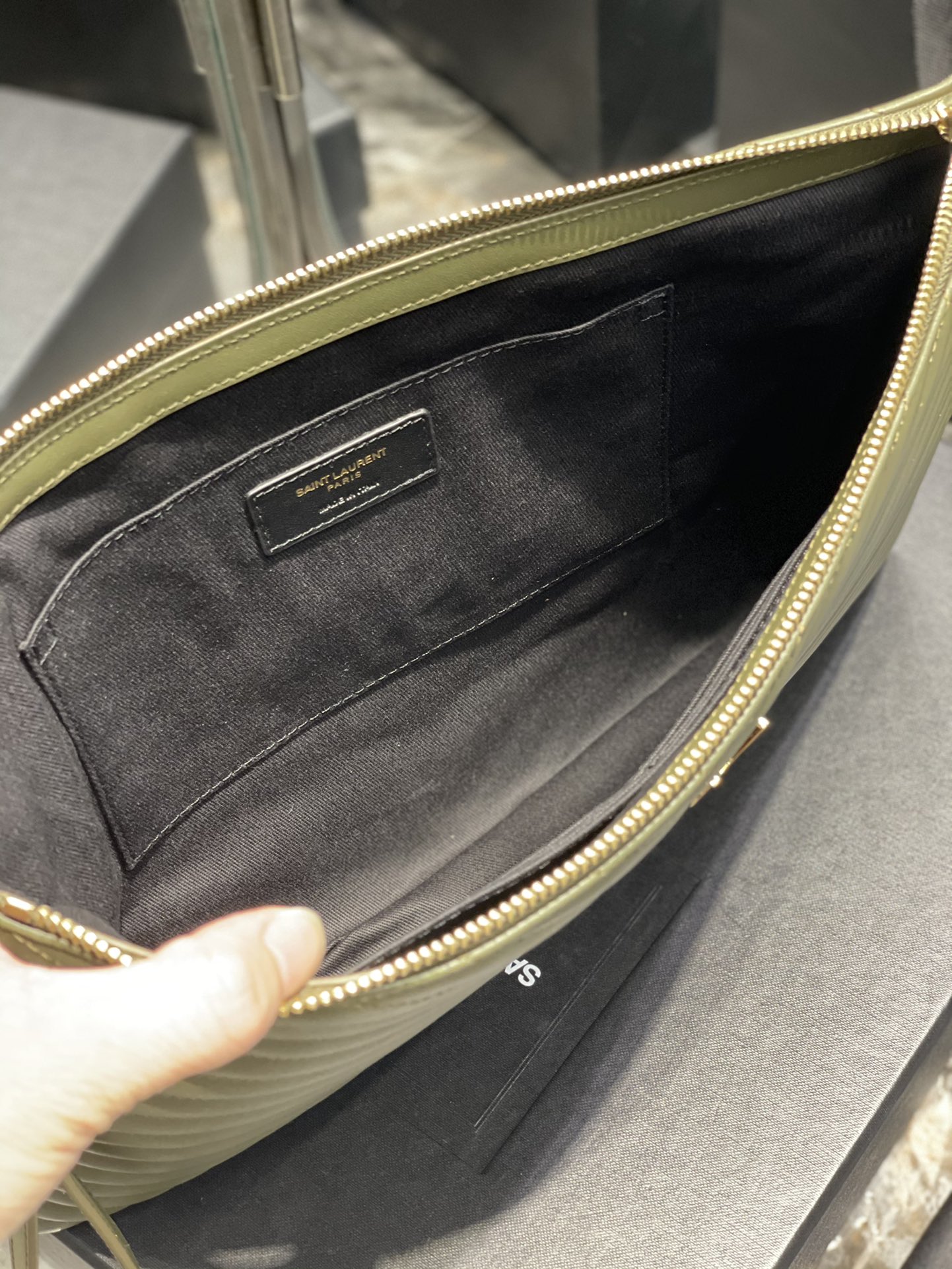 Handbags SAINT LAURENT 440222 size 36x24.5x2.5 cm - vstockx