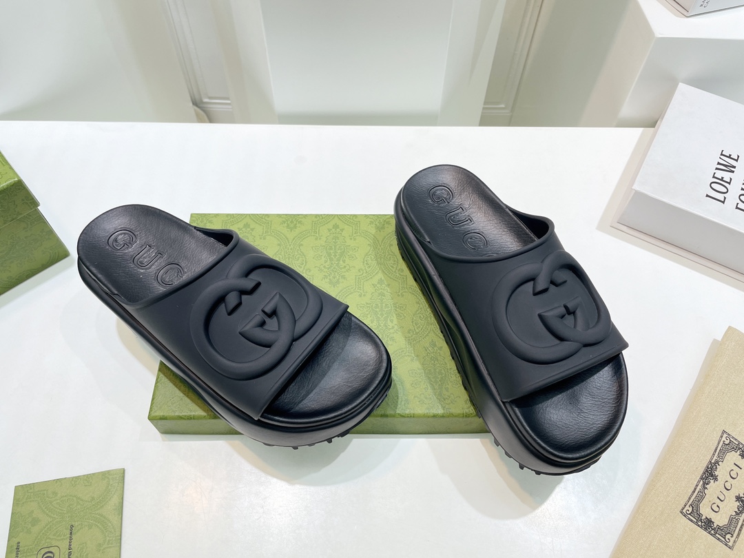 Gucci Women's slide sandal with Interlocking G WOMEN 5 - vstockx