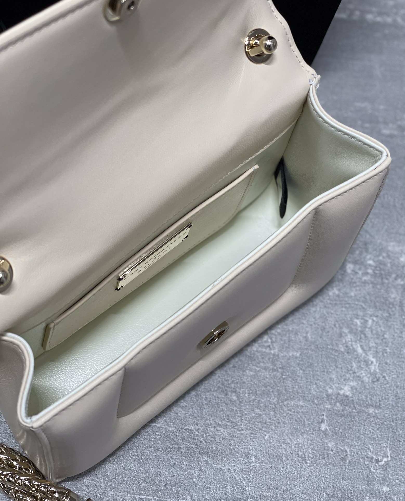 Handbags Bvlgari 291071 size:19.2*15*6 cm - vstockx