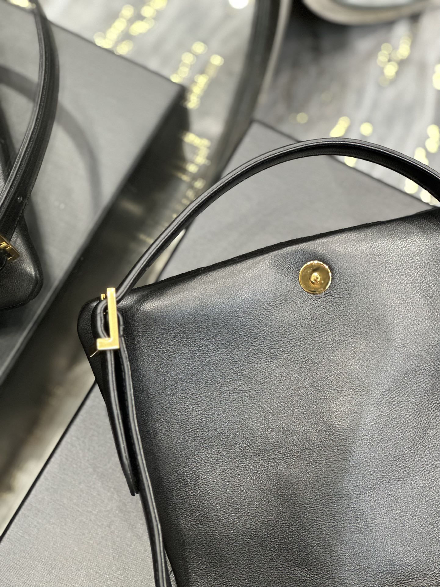 Handbags SAINT LAURENT 698567 size 24  18  5.5 cm - vstockx