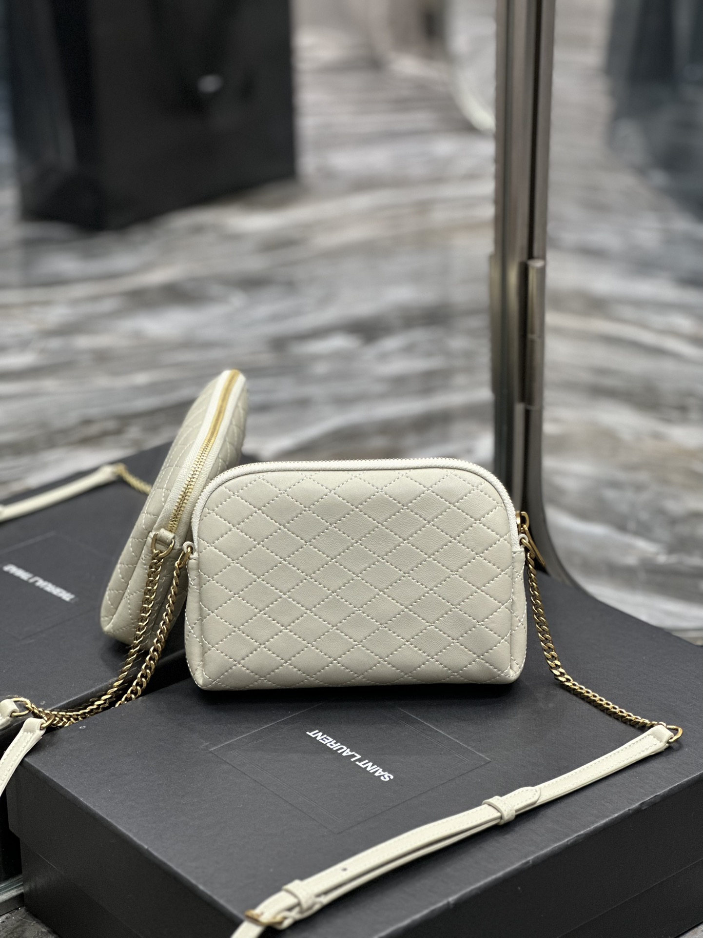 Handbags SAINT LAURENT 733667 size 19x3x3.5 cm - vstockx
