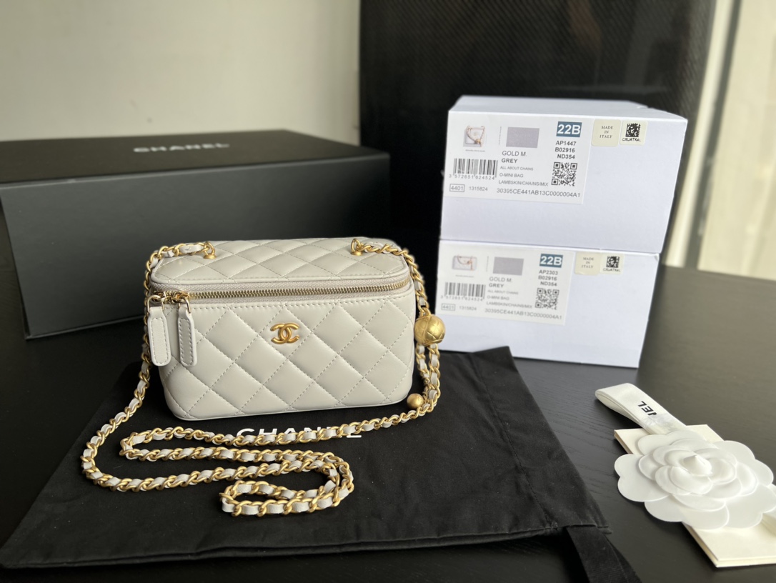 Handbag Chanel AP2303 size 17cmx9.5cmx8 cm - vstockx