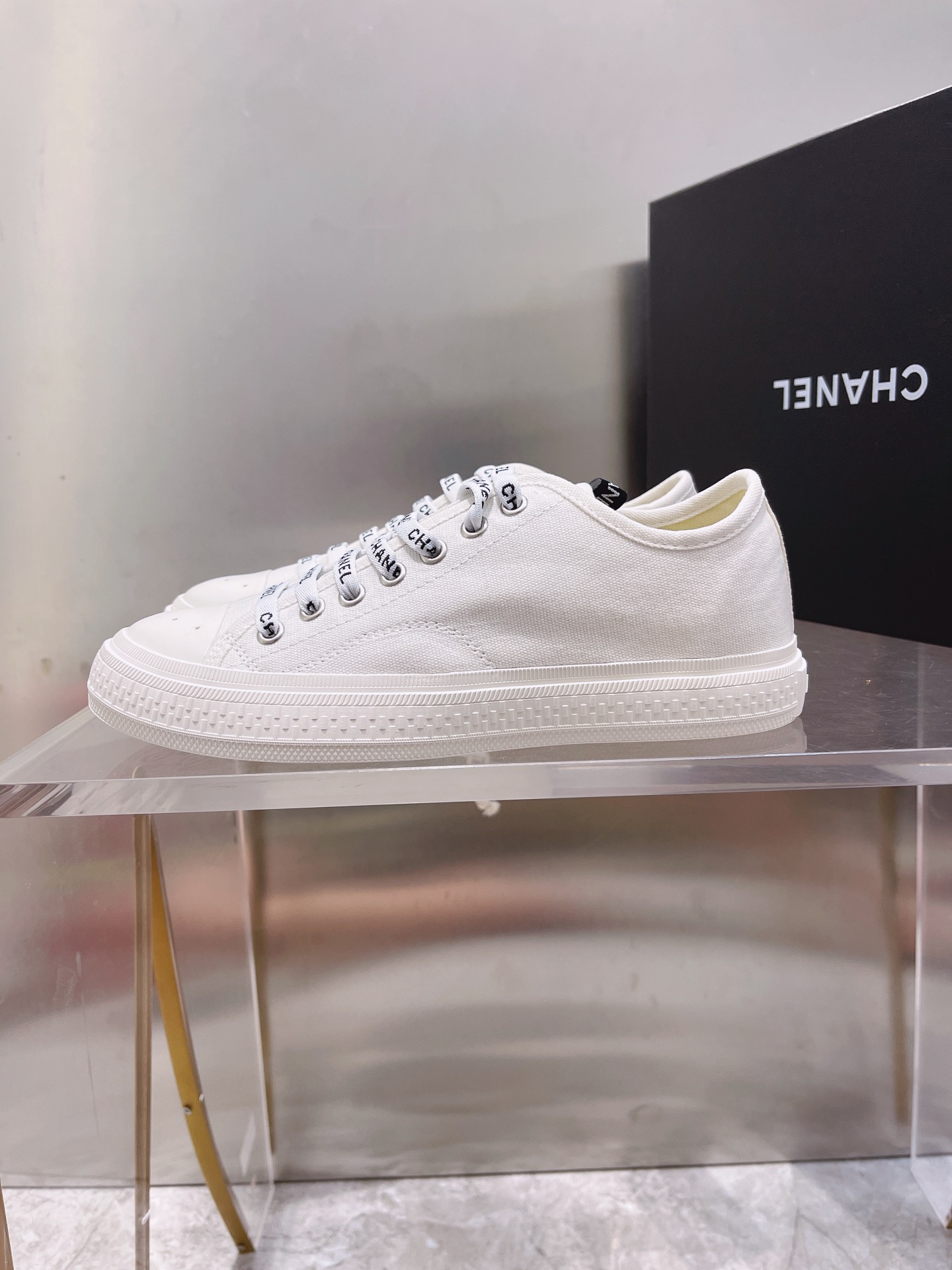 Chanel Flat canvas Sneaker 8 - vstockx