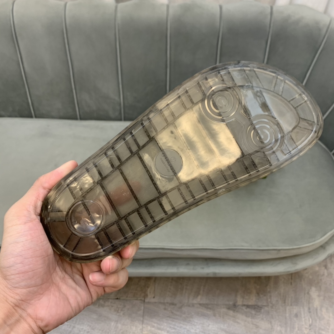 Gucci Slippers 2 - vstockx