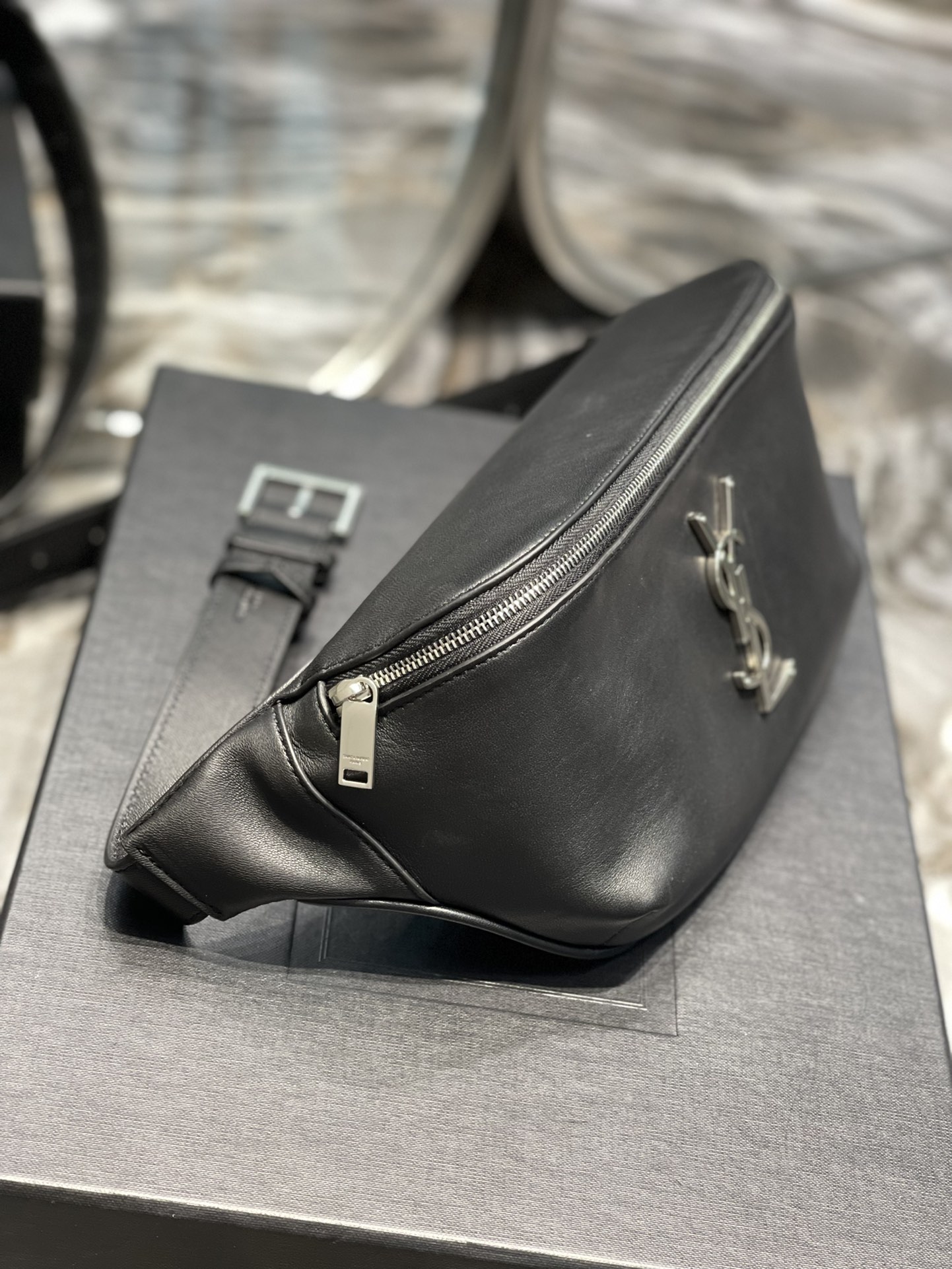 Handbags SAINT LAURENT 569737 size 25  14  3.5 cm - vstockx