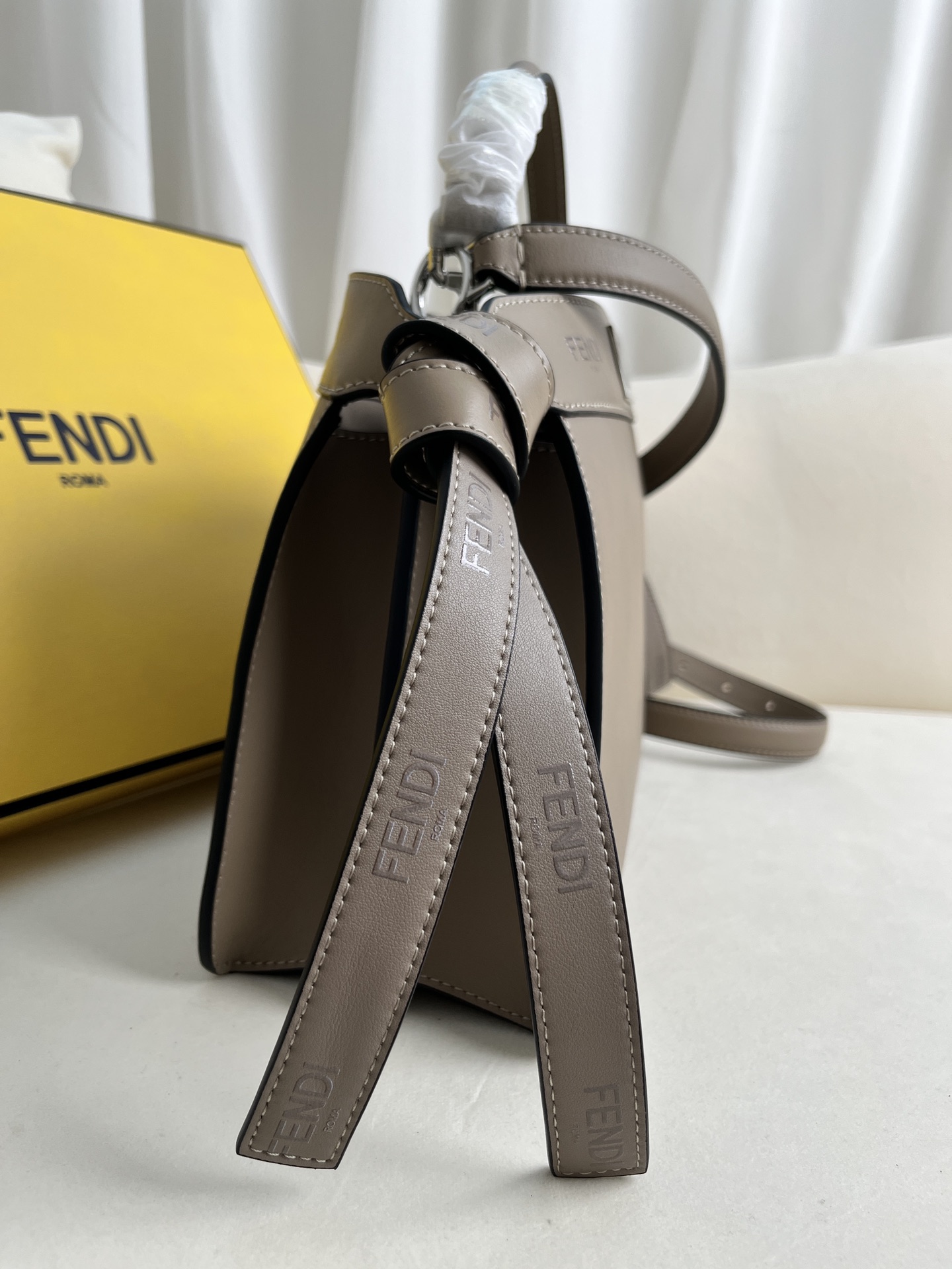 handbags FENDI 210 size:27*11*20cm - vstockx