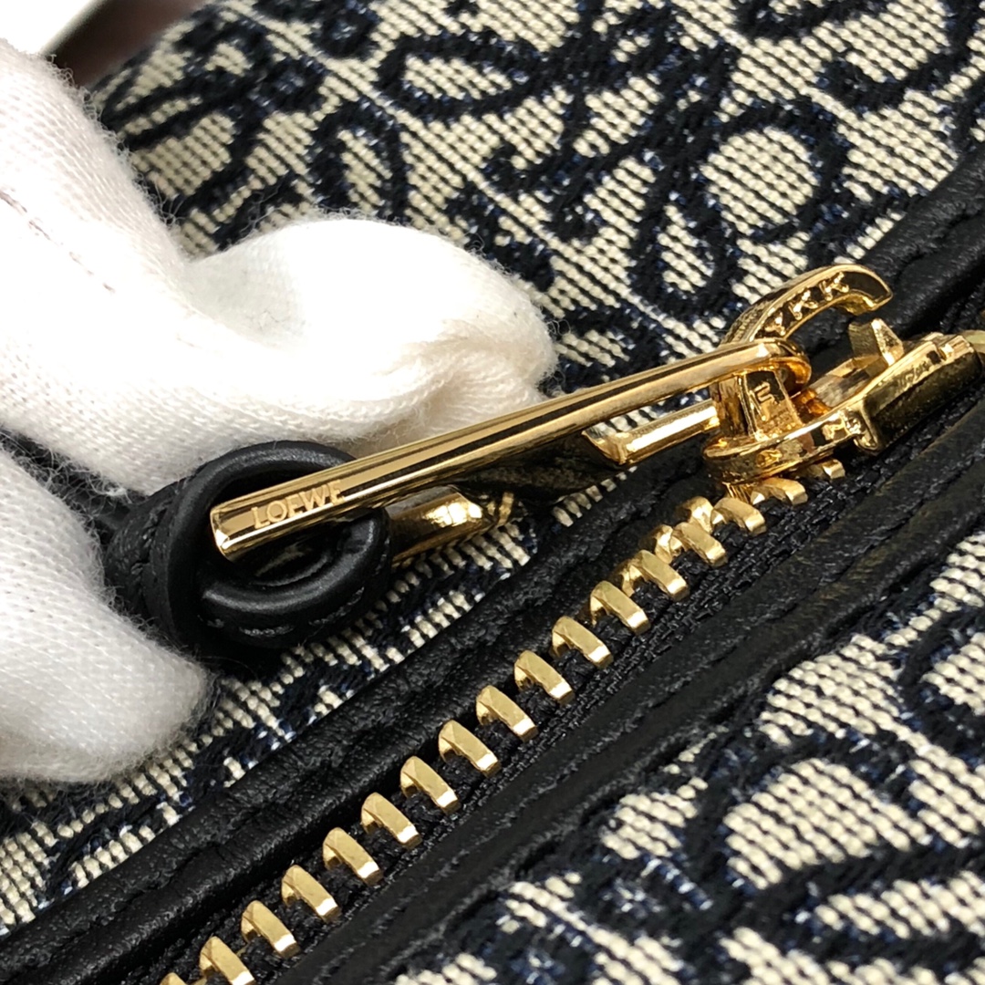 Handbags LOEWE  size:21-12-17 cm - vstockx