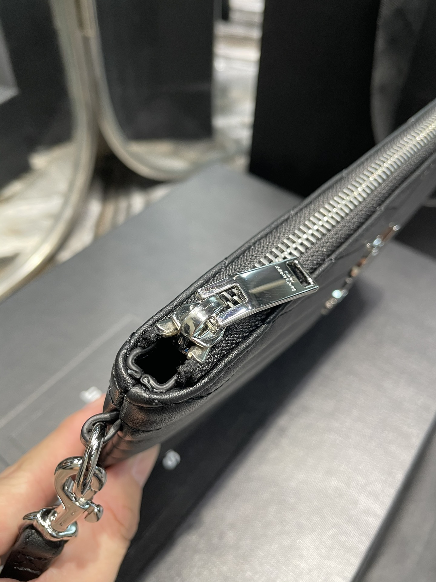 Handbags SAINT LAURENT 379039 size 24  17.5  1.5 cm - vstockx