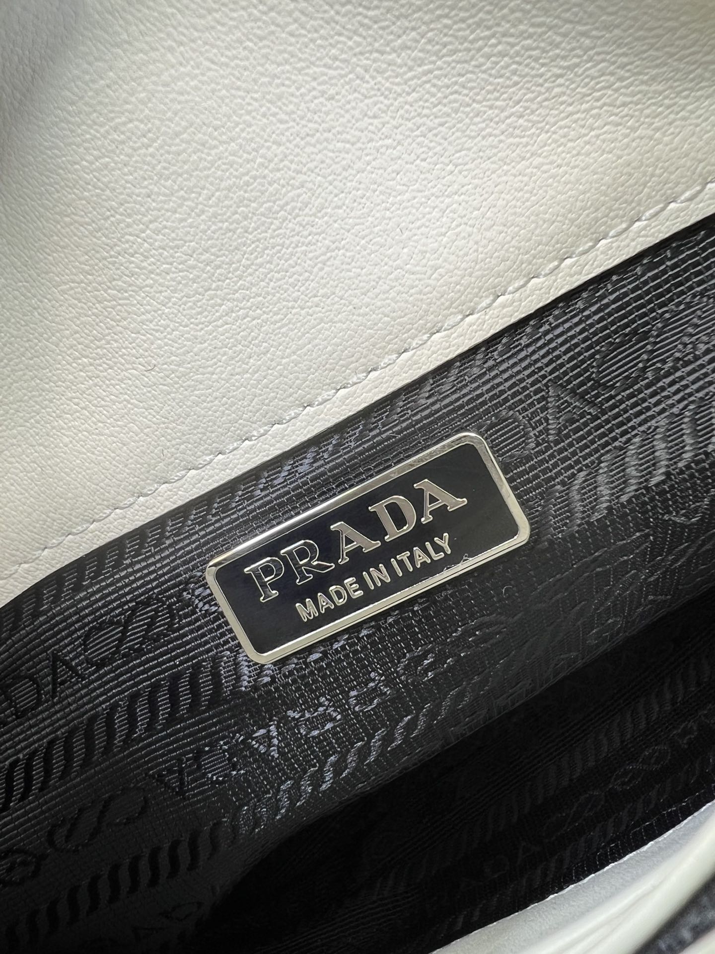 handbags prada 1BH188 17*14.5*7 - vstockx