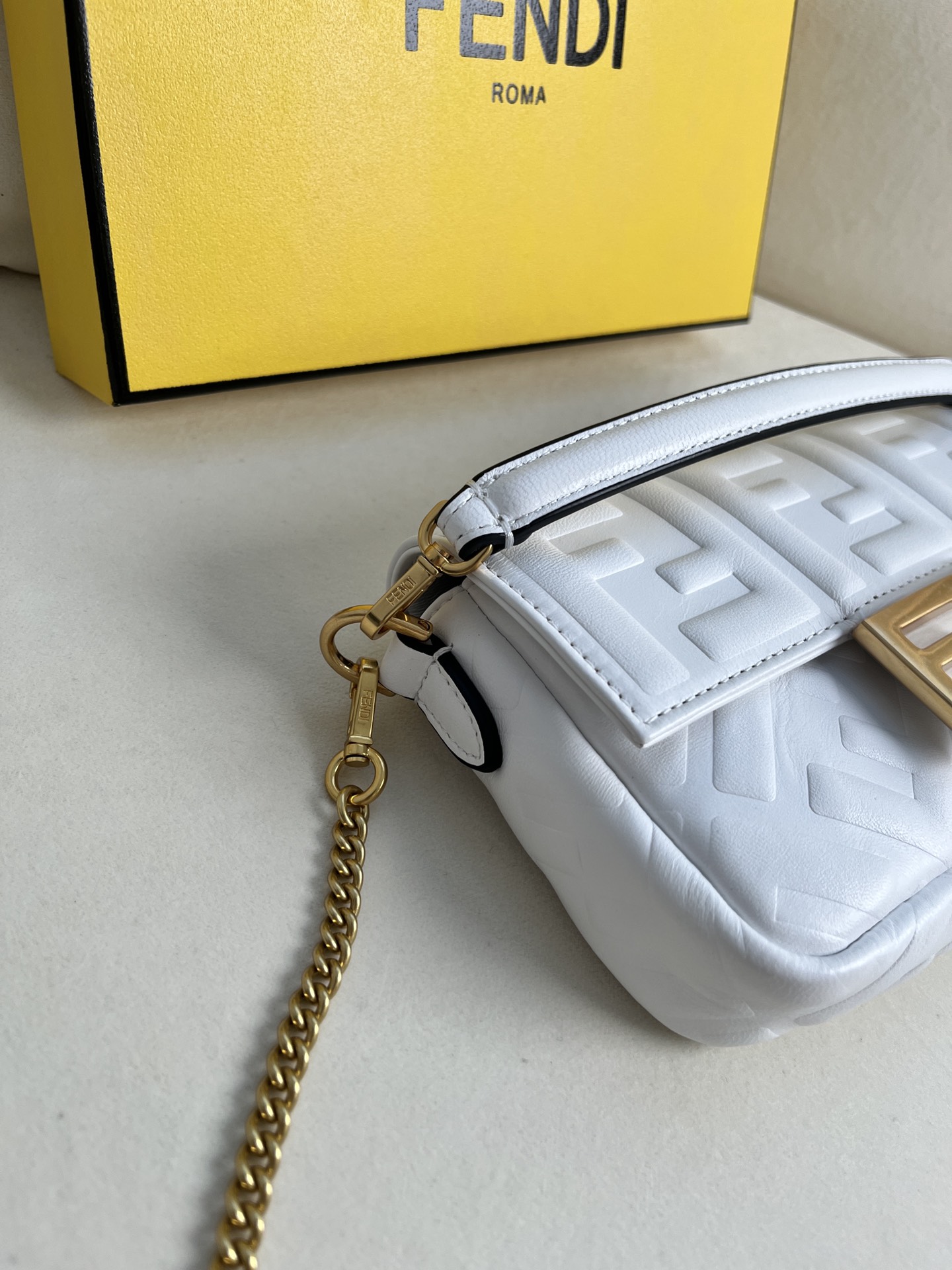 handbags FENDI 212 size:19*11.5*4cm - vstockx