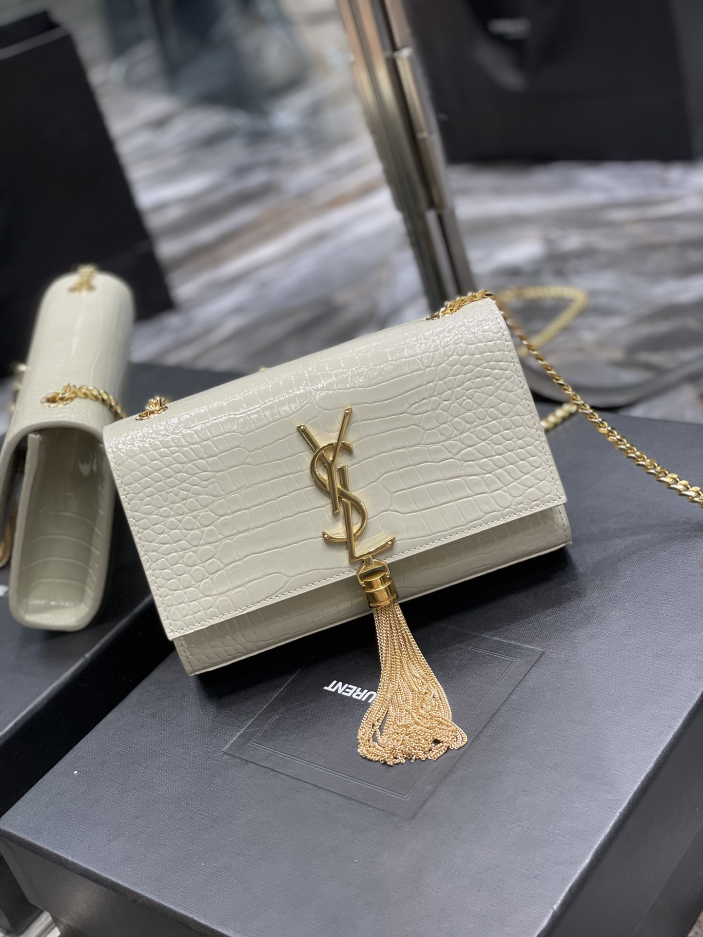 Handbags SAINT LAURENT 469390 size 20x13.5x5.5 cm - vstockx