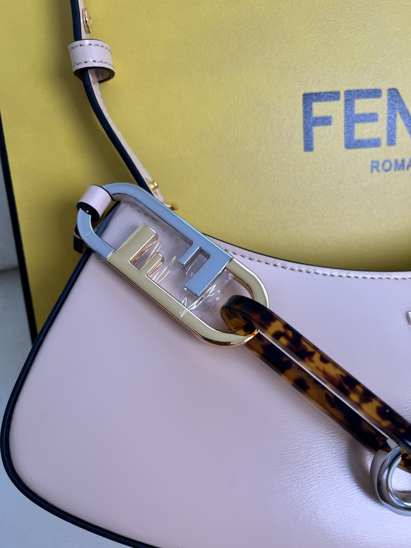 handbags FENDI 225 size:32*11*5cm - vstockx