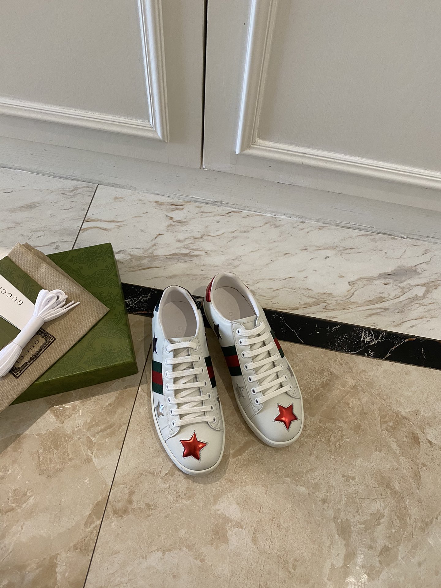 Gucci Women's Ace sneaker with bee sneaker 4 - vstockx