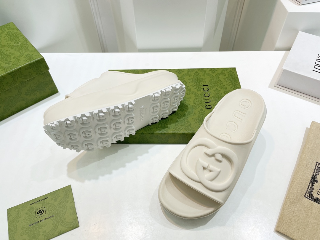 Gucci Women's slide sandal with Interlocking G WOMEN 5 - vstockx