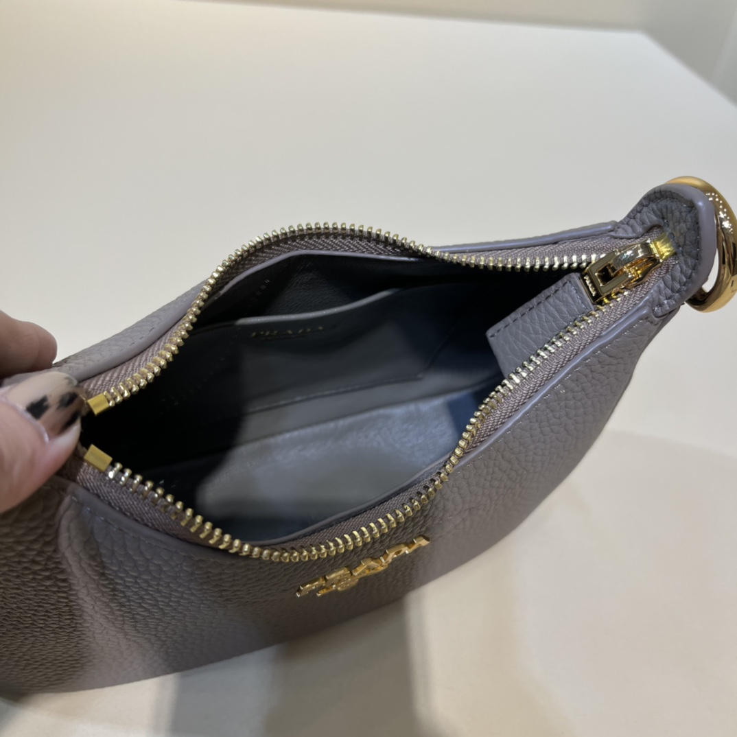 Handbags Prada 1BH193 size:24×18×6 cm - vstockx