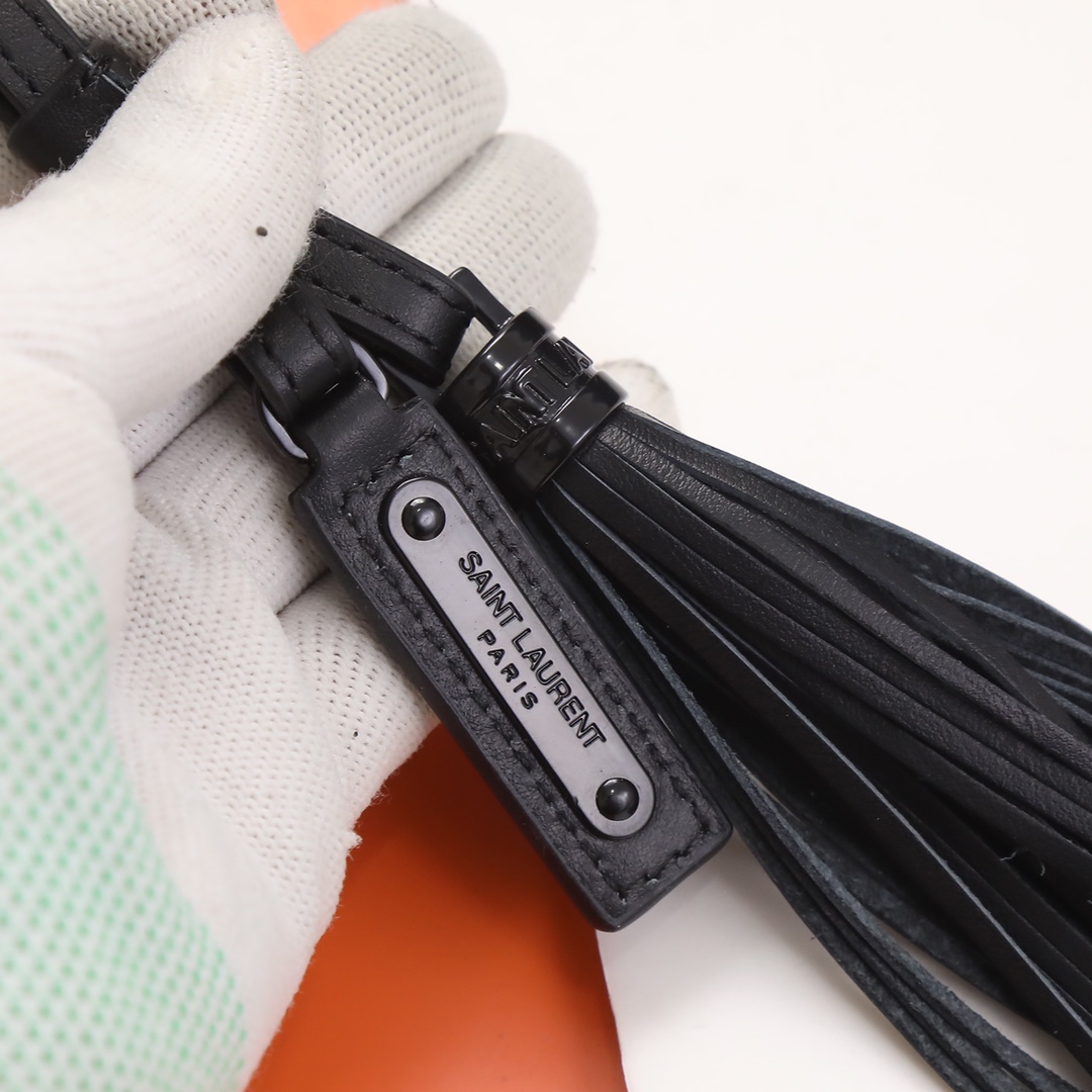 Handbags SAINT LAURENT 520534 size 23x16x6 cm - vstockx