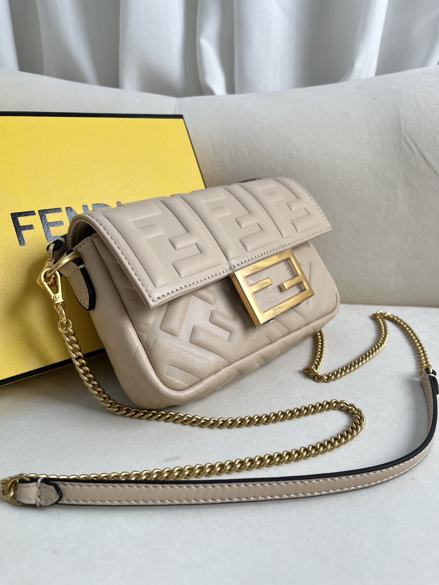 handbags FENDI 212 size:19*11.5*4cm - vstockx