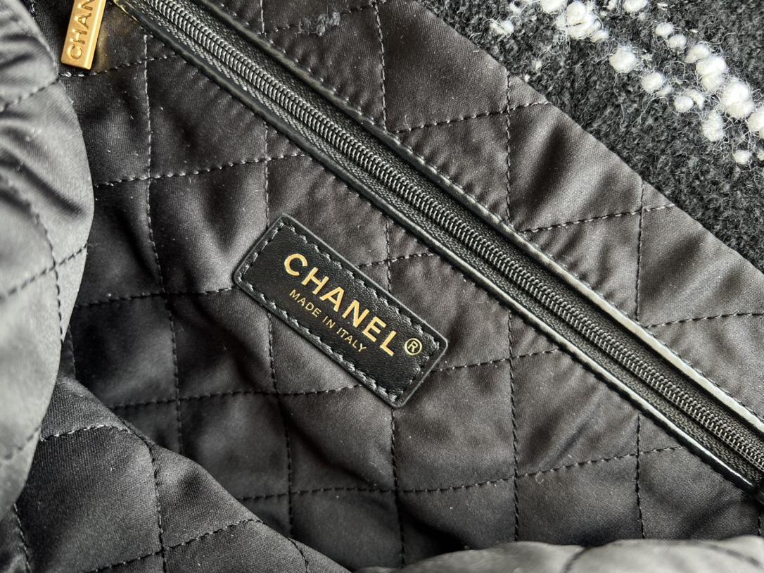 Handbag Chanel 3261 size 39cmx42cmx8 cm - vstockx