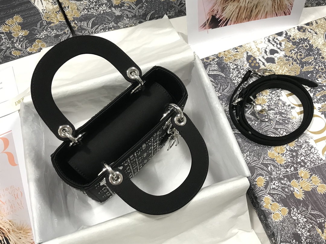 Handbag Dior M0505 size 17  15  7 cm - vstockx