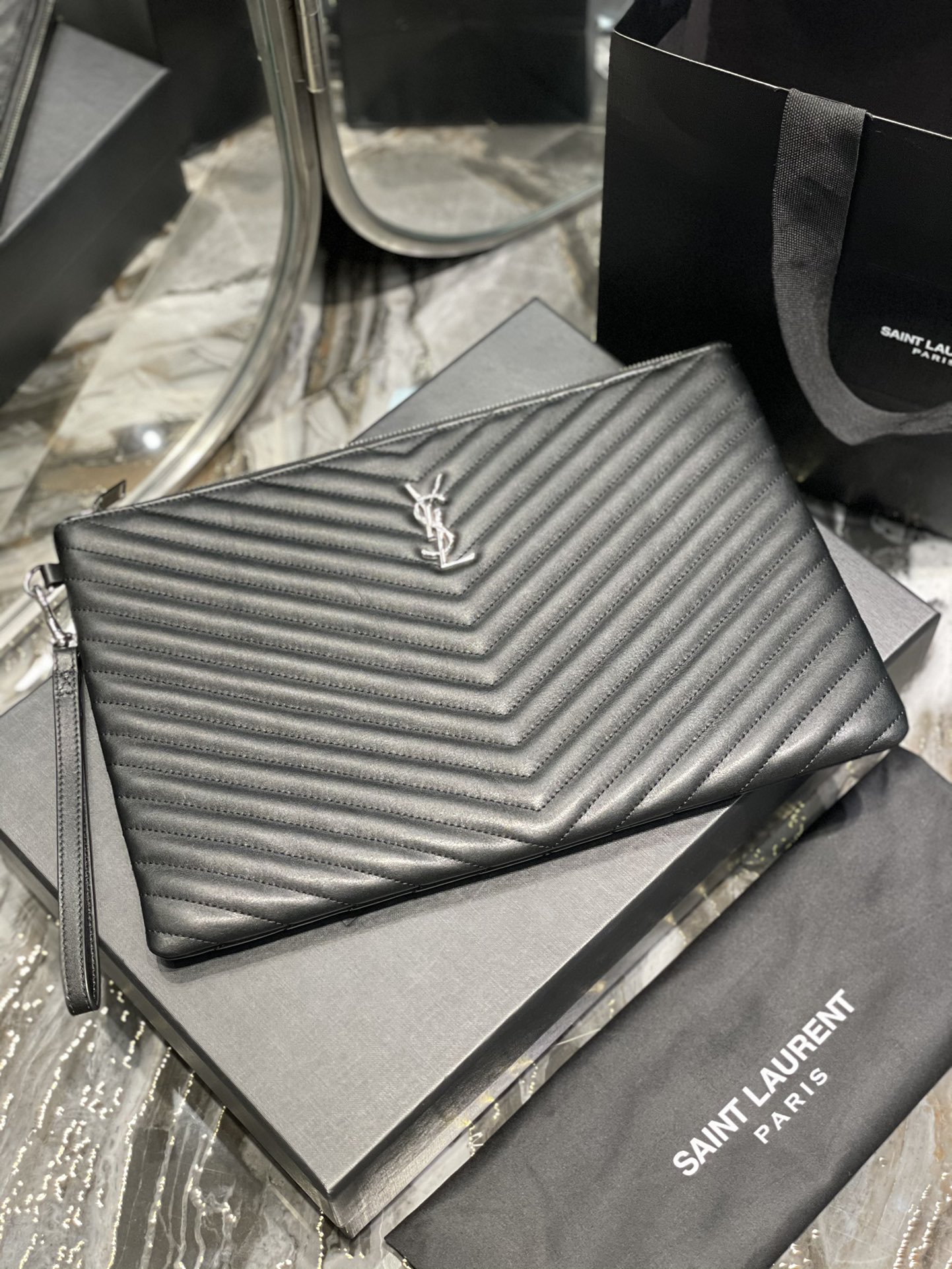 Handbags SAINT LAURENT 440222 size 36x24.5x2.5 cm - vstockx