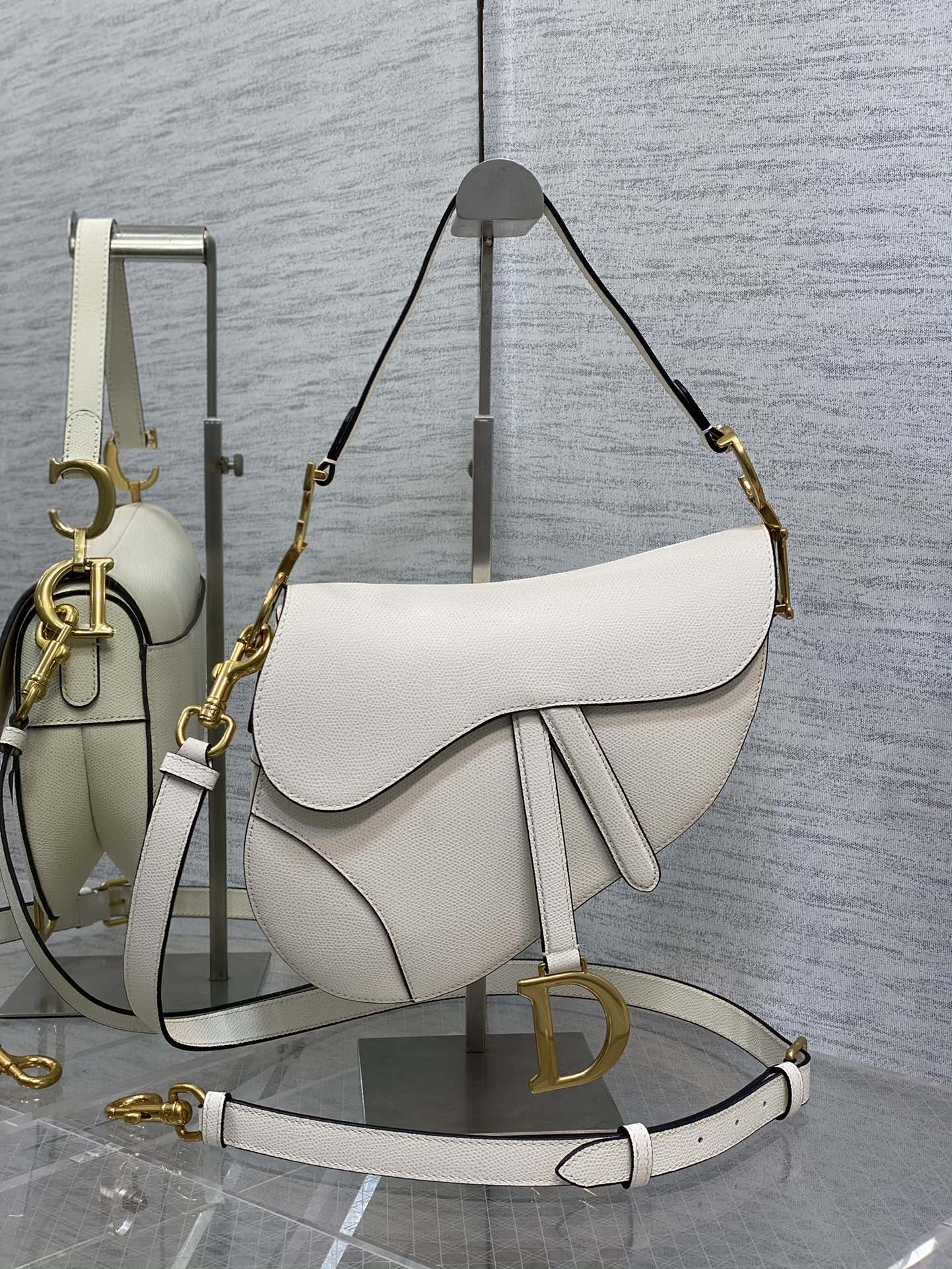 Handbag Dior 3351 size 24  6  18 cm - vstockx