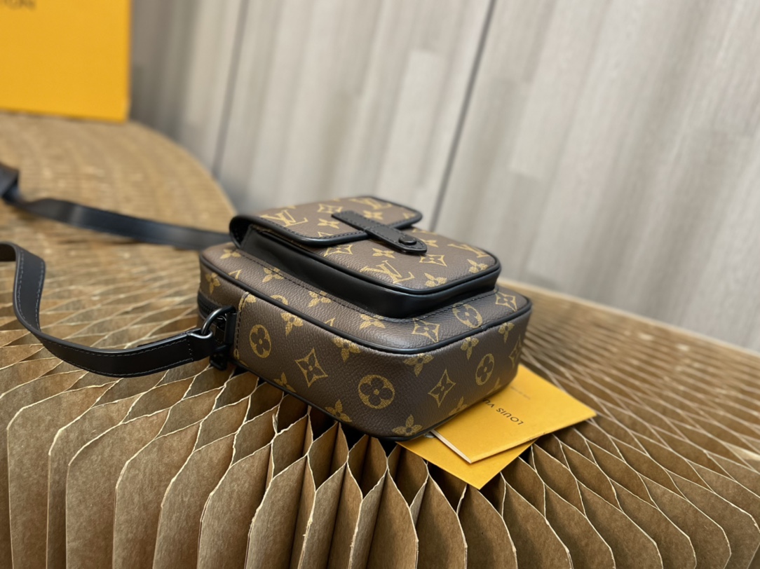 Handbag Louis Vuitton M69405 size 15x17x8 CM - vstockx