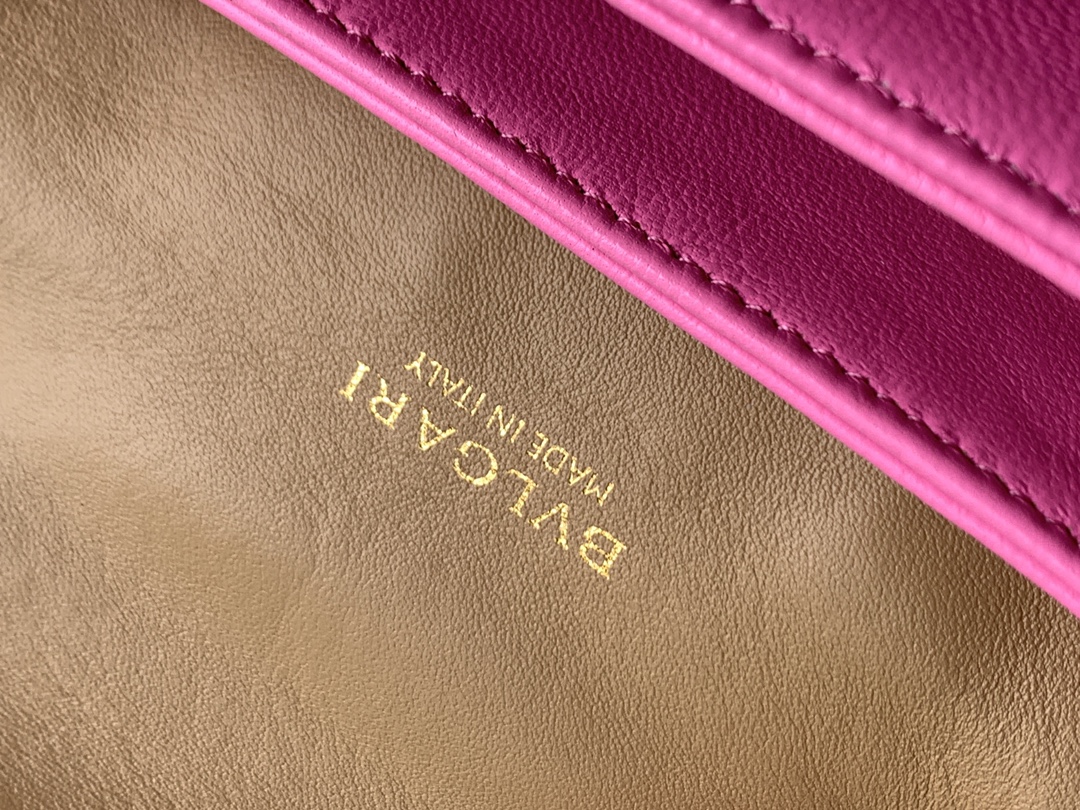 Handbags Bvlgari SERPENTI REVERSE size:22.5*15*7 cm - vstockx