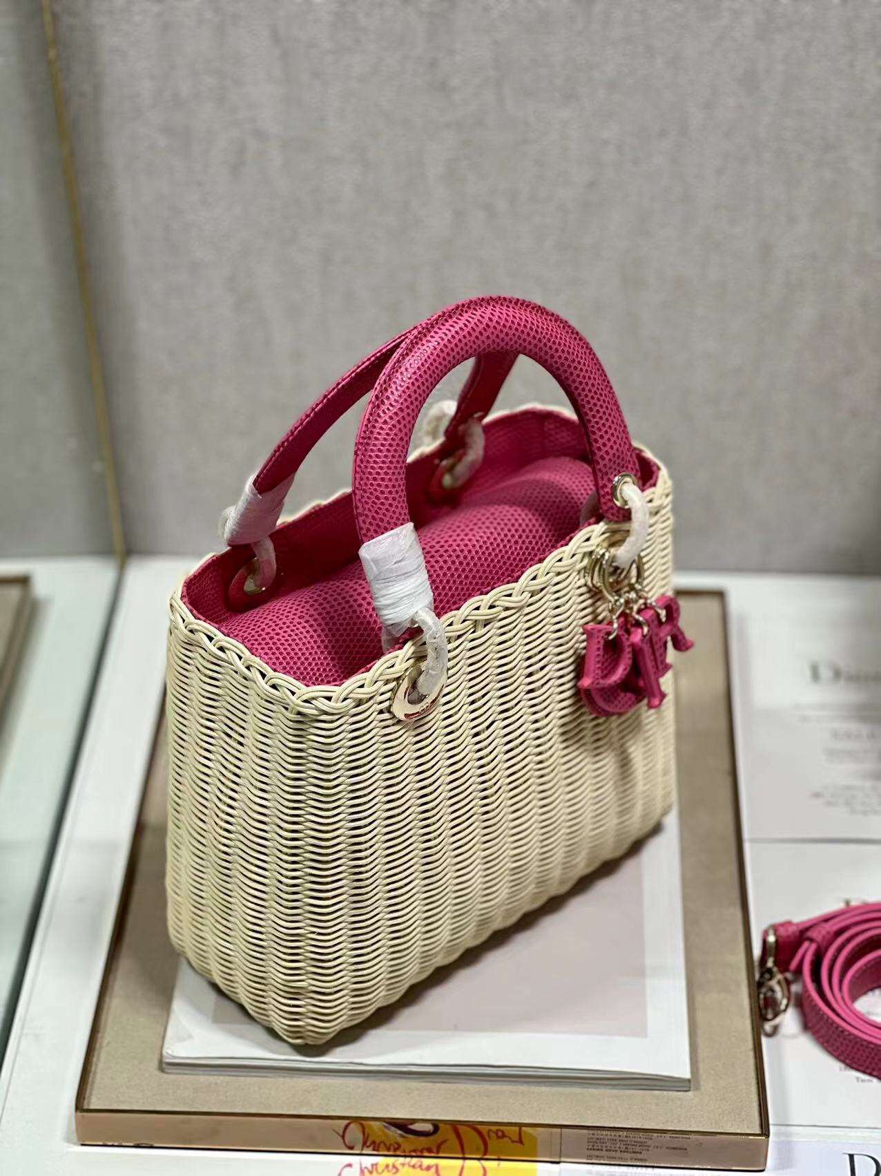 Handbag Dior 9989 size 24  20  11 cm - vstockx