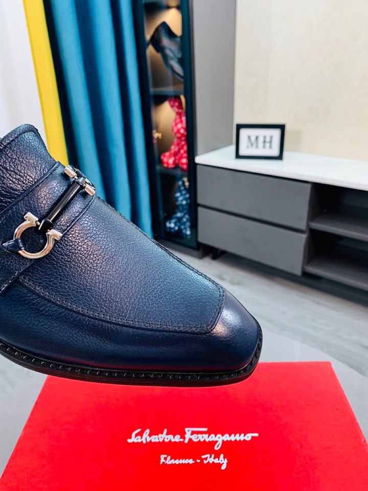 Salvatore Ferragamo Boots 31 - vstockx