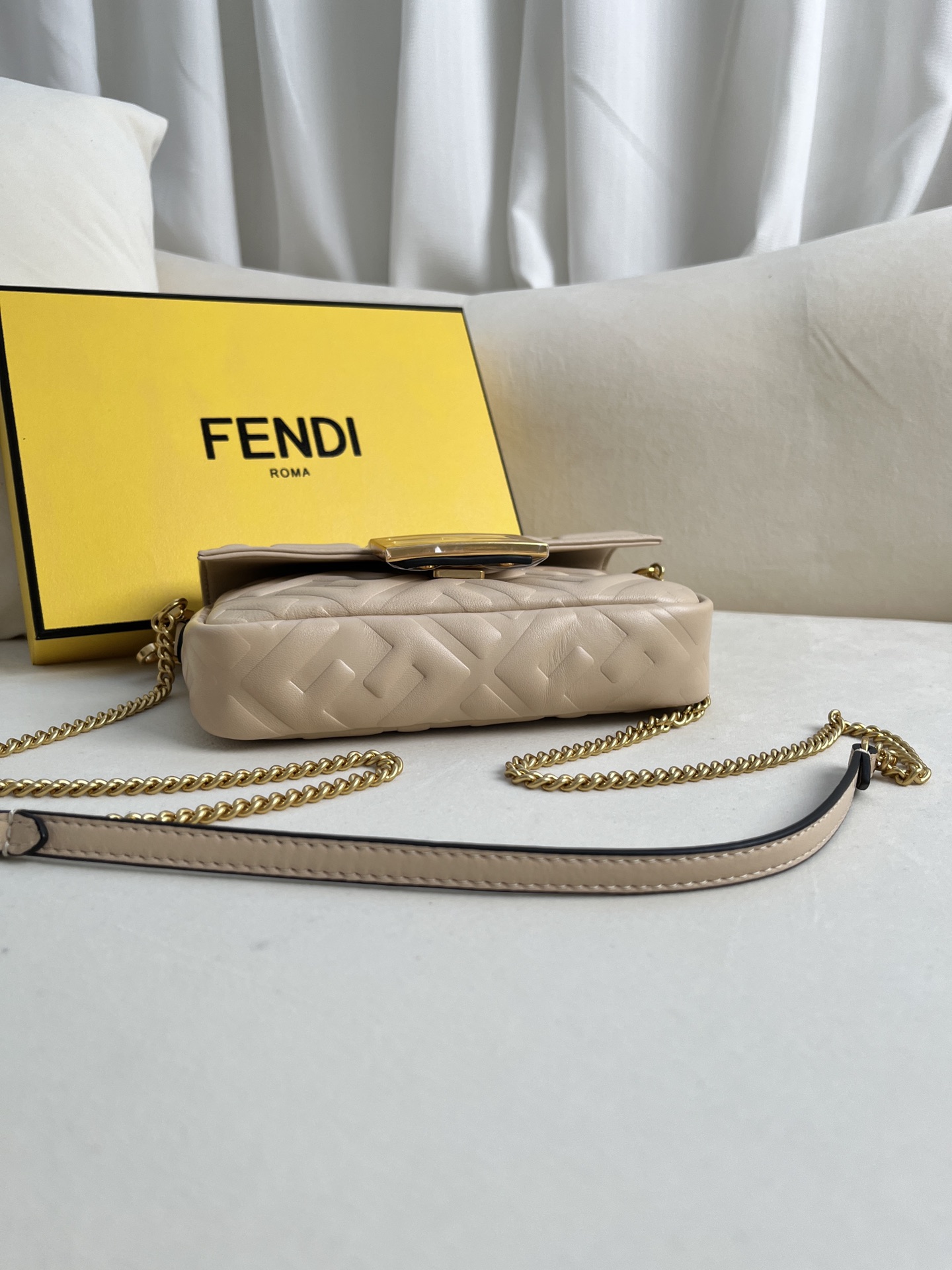 handbags FENDI 212 size:19*11.5*4cm - vstockx