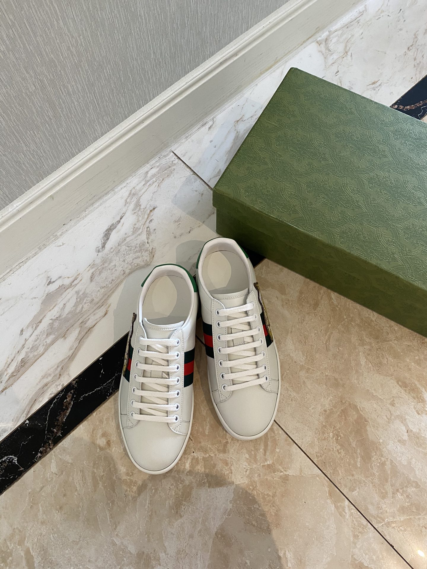 Gucci Women's Ace sneaker with bee sneaker 4 - vstockx