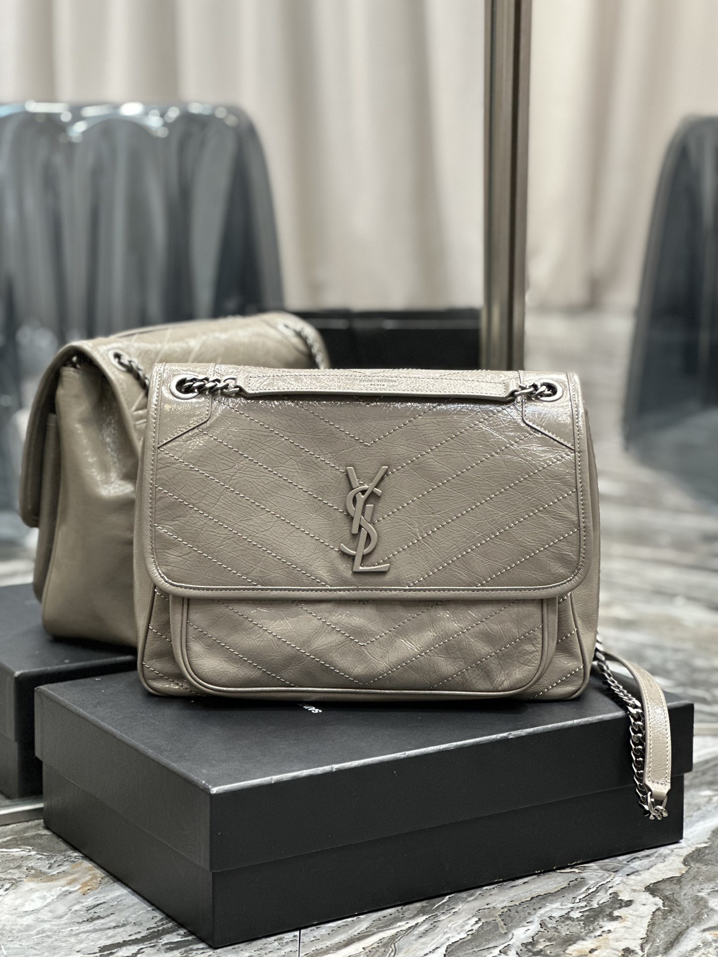 Handbags SAINT LAURENT 498830 size 32x23x9 CM - vstockx