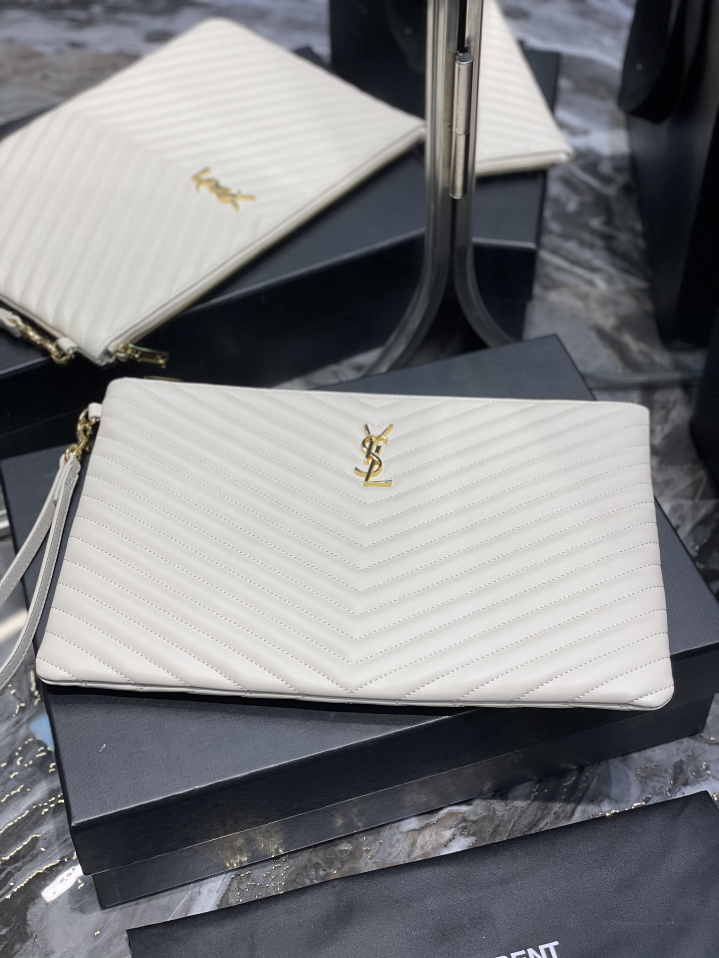 Handbags SAINT LAURENT 440222 size 36x24.5x2.5 cm - vstockx
