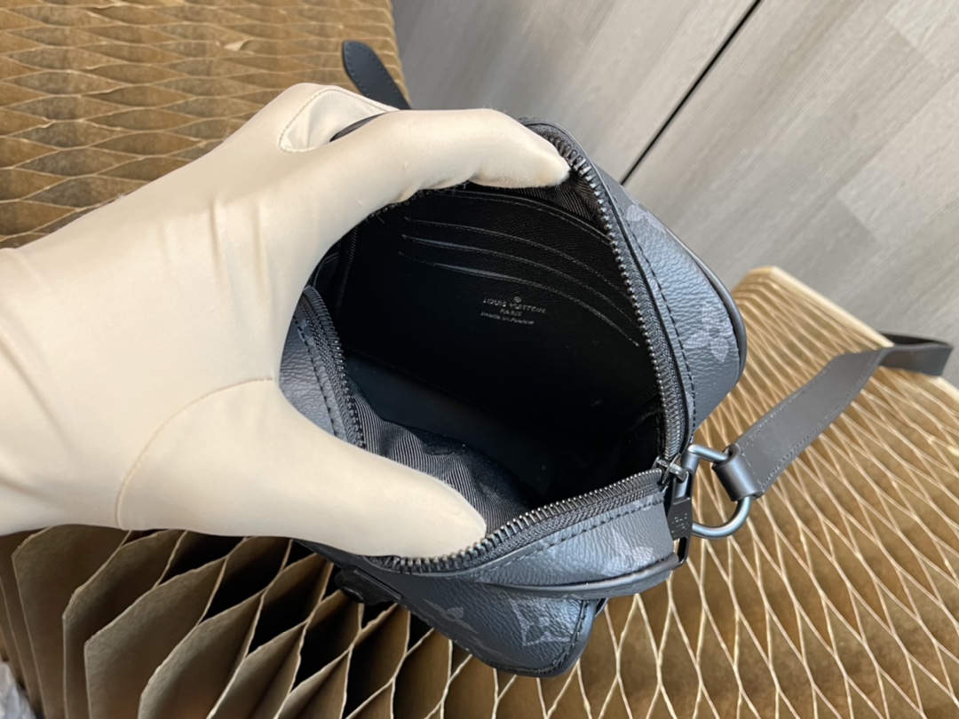 Handbag Louis Vuitton M69404 size 15x17x8 CM - vstockx