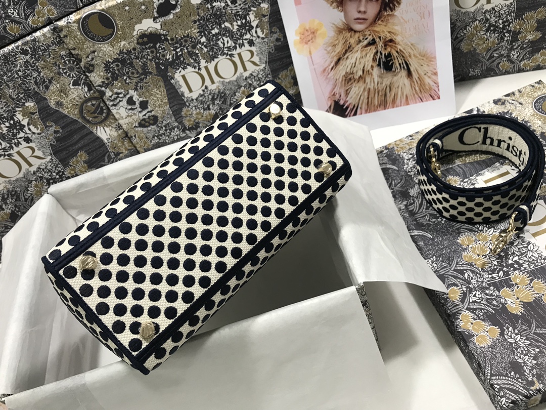 Handbag Dior M0565 24*20*11 cm - vstockx