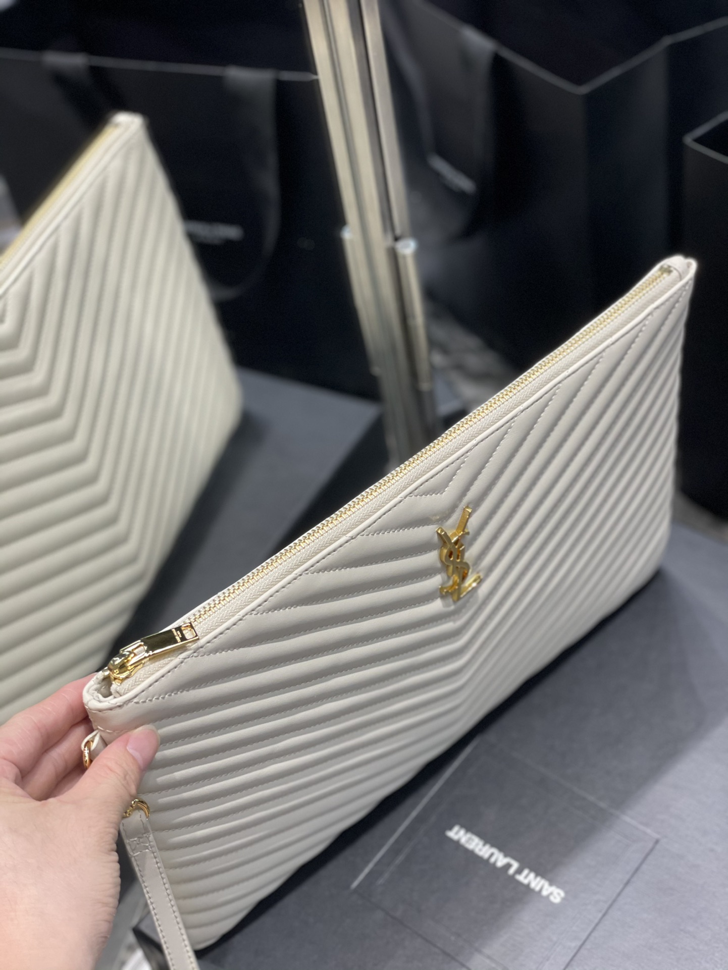 Handbags SAINT LAURENT 440222 size 36x24.5x2.5 cm - vstockx