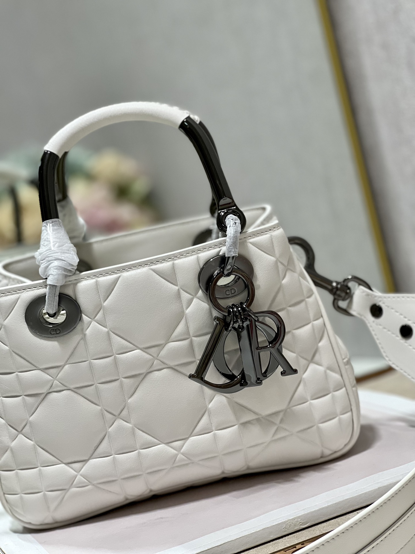 Handbag Dior 1202 size 23  26  8 cm - vstockx